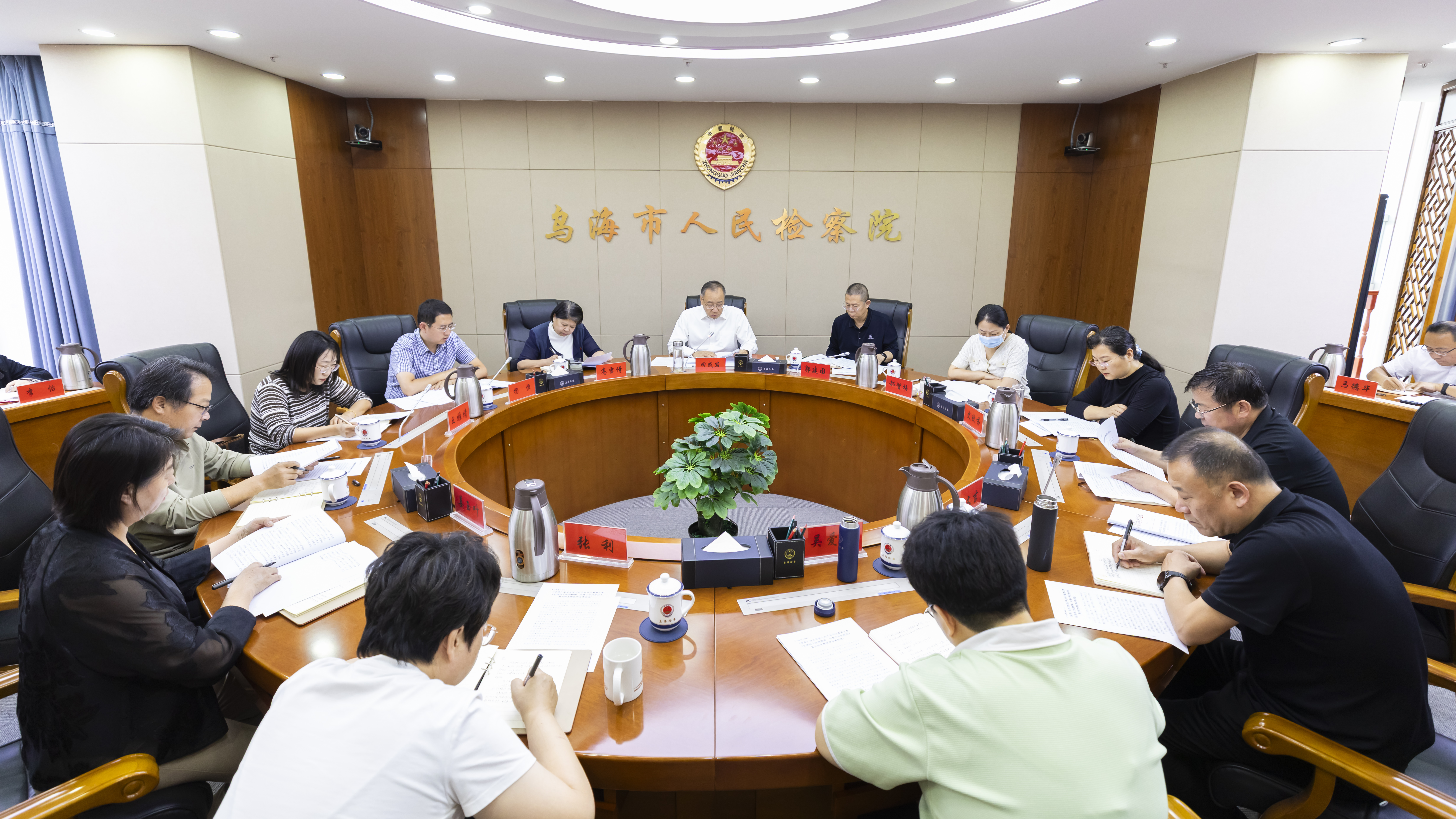 乌海市人民检察院党组理论学习中心组召开“铸牢中华民族共同体意识”专题学习会