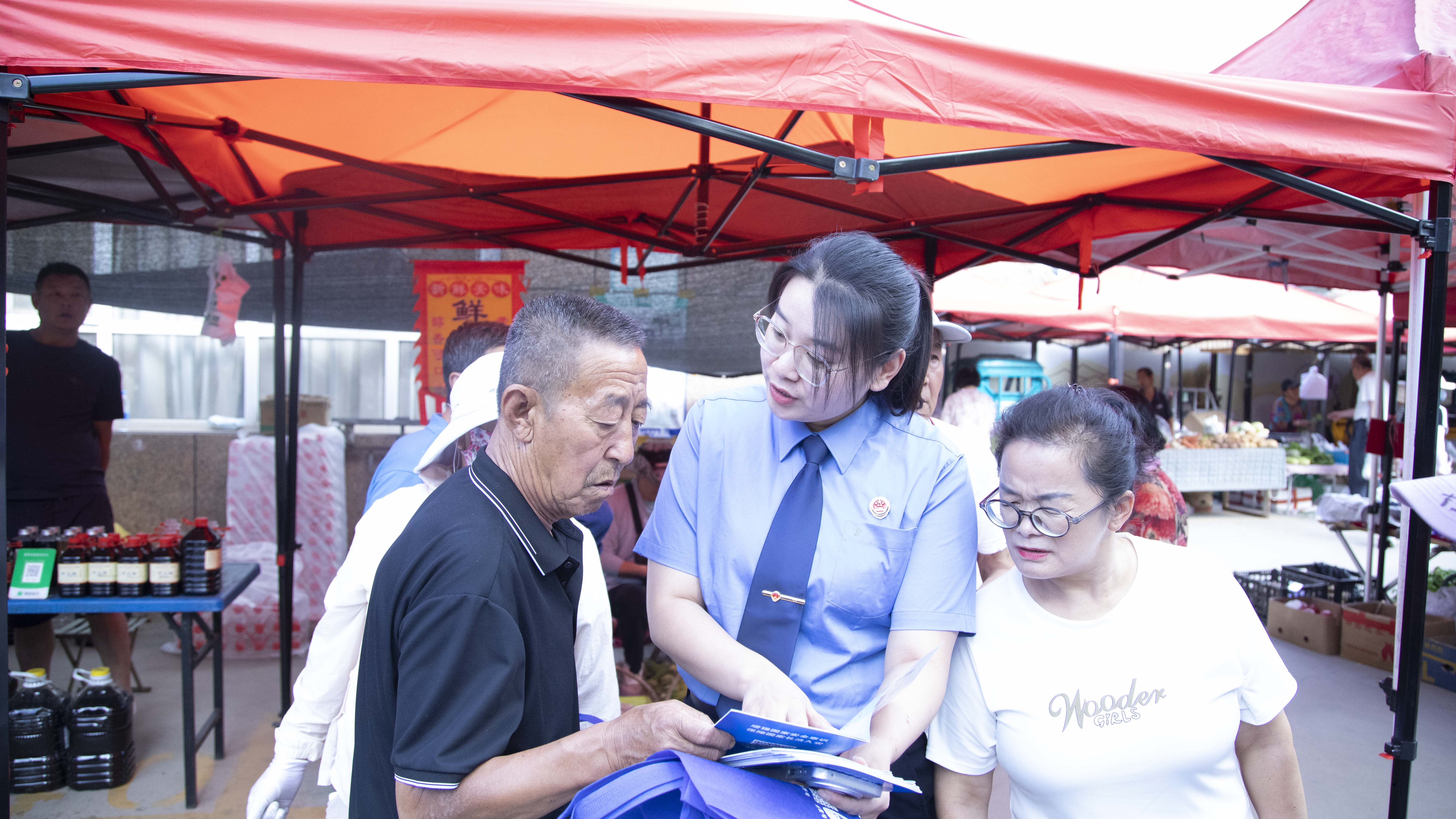 走进烟火市集 守护财产安全